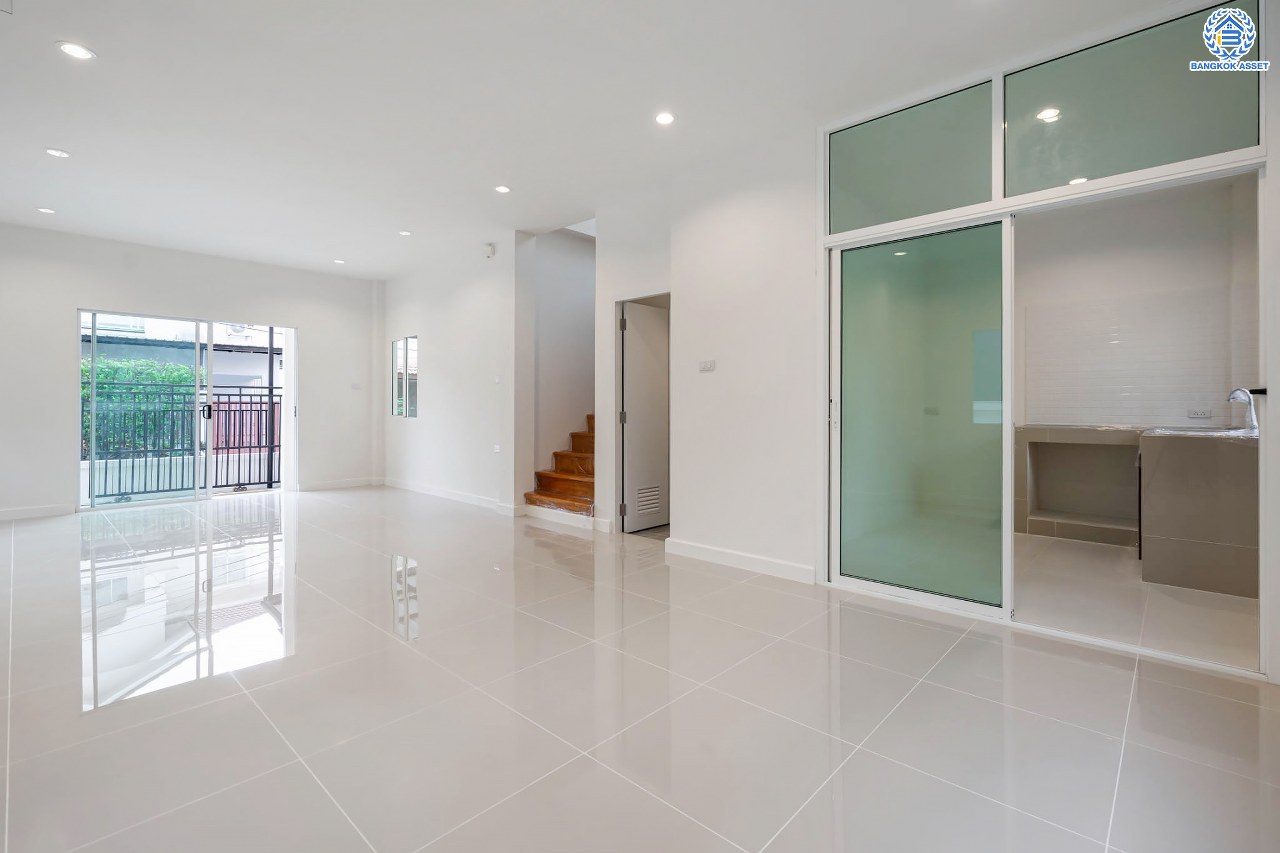 บ้านมือสองตกแต่งใหม่ โครงการ ลลิลอินเดอะพาร์ค บางใหญ่ บ้านแฝดฟังก์ชันบ้านเดี่ยว เนื้อที่ 39.9 ตร.ว. ฟังก์ชัน 3 ห้องนอน 2 ห้องน้ำ 1 ที่จอดรถ บนทำเลเดินทางสะดวก ใกล้เซ็นทรัลเวสต์เกต ทางด่วน "กาญจนาภิเษก และรถไฟฟ้าสายสีม่วง "สถานีตลาดบางใหญ่"